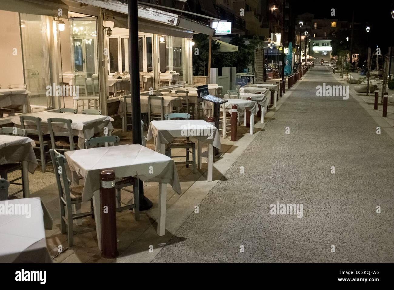 Un restaurant vu fermé à Nea Chora à Chania, île de Crète, Grèce sur 10 août 2021. Selon les nouvelles mesures, la musique dans les magasins, les restaurants, les bars et les cafés est interdite, et ils ferment à 1 heures à Chania et Héraklion sur l'île de Crète, en Grèce. (Photo de Nikolas Kokovovlis/NurPhoto) Banque D'Images