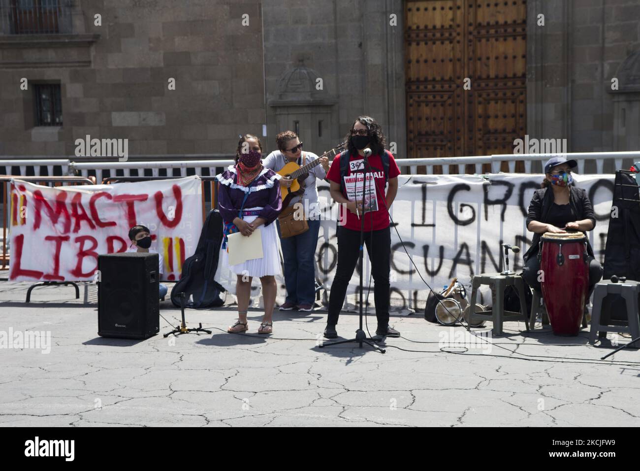 Des membres de l'organisation de résistance Mexicali et de la communauté Otomi à Mexico manifestent devant le Palais national, à Mexico, au Mexique, sur 10 août 2021, Exiger la fin de l'utilisation de l'eau publique par les entreprises en Basse-Californie, en particulier par la brasserie Constellation Brands, et de la pénalisation contre les activistes pour protester. (Photo par Cristian Leyva/NurPhoto) Banque D'Images