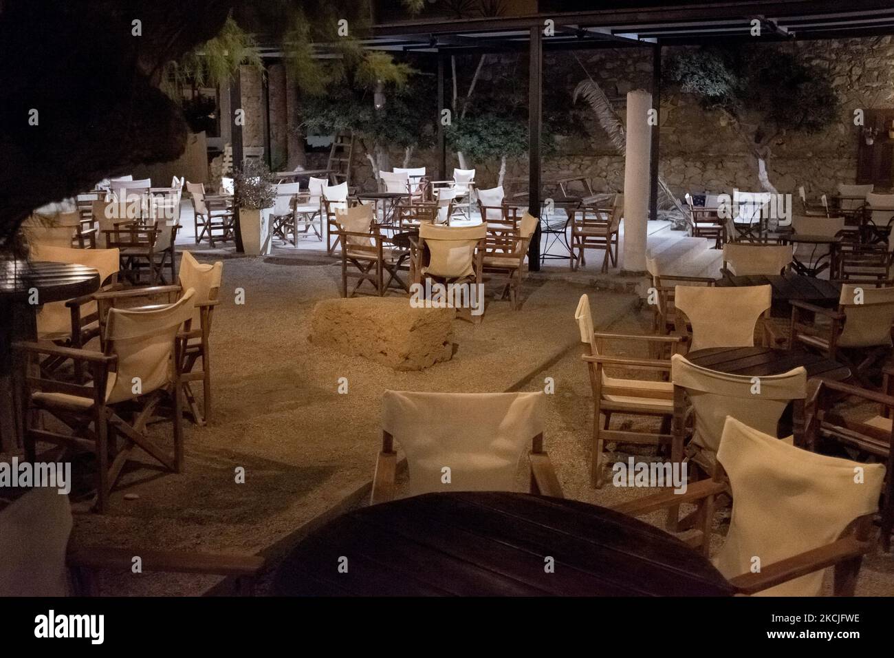 Un restaurant vu fermé à Nea Chora à Chania, île de Crète, Grèce sur 10 août 2021. Selon les nouvelles mesures, la musique dans les magasins, les restaurants, les bars et les cafés est interdite, et ils ferment à 1 heures à Chania et Héraklion sur l'île de Crète, en Grèce. (Photo de Nikolas Kokovovlis/NurPhoto) Banque D'Images