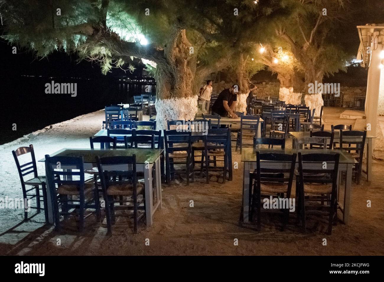 Un restaurant vu fermé à Nea Chora à Chania, île de Crète, Grèce sur 10 août 2021. Selon les nouvelles mesures, la musique dans les magasins, les restaurants, les bars et les cafés est interdite, et ils ferment à 1 heures à Chania et Héraklion sur l'île de Crète, en Grèce. (Photo de Nikolas Kokovovlis/NurPhoto) Banque D'Images