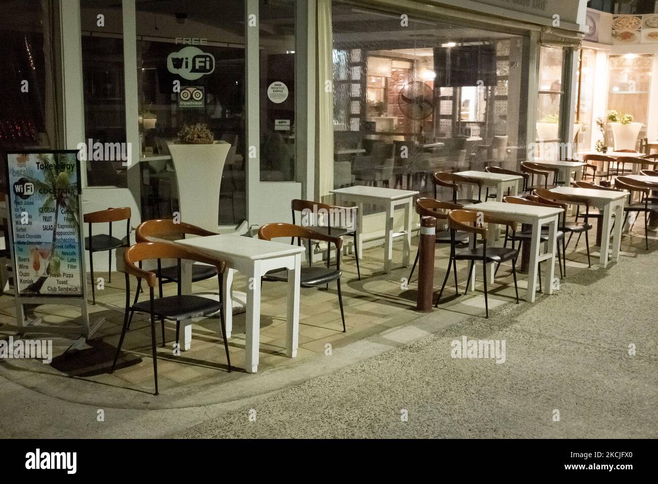 Un restaurant vu fermé à Nea Chora à Chania, île de Crète, Grèce sur 10 août 2021. Selon les nouvelles mesures, la musique dans les magasins, les restaurants, les bars et les cafés est interdite, et ils ferment à 1 heures à Chania et Héraklion sur l'île de Crète, en Grèce. (Photo de Nikolas Kokovovlis/NurPhoto) Banque D'Images