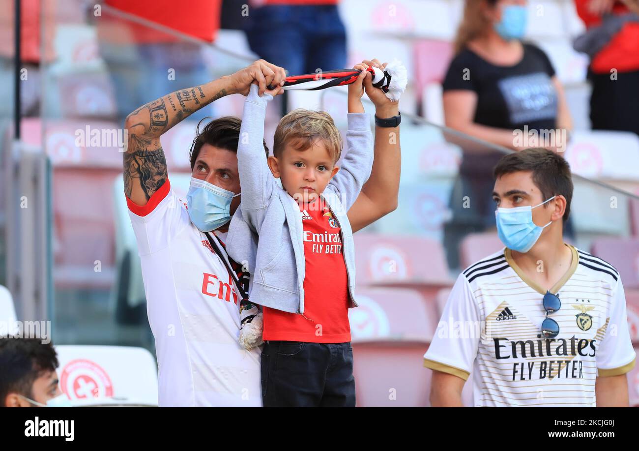 Les supporters de Benfica retournent dans les tribunes lors du troisième match de qualification de la Ligue des champions de l'UEFA entre SL Benfica et Spartak Moskva at sur 10 août 2021 à Lisbonne, au Portugal. (Photo de Paulo Nascimento/NurPhoto) (photo de Paulo Nascimento/NurPhoto) Banque D'Images