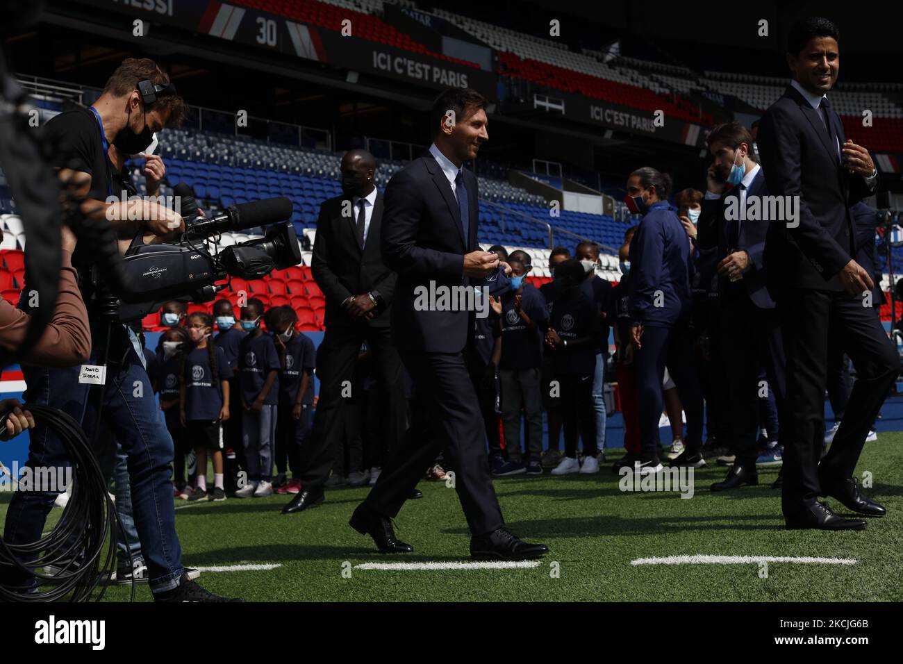 Le président qatari de Paris Saint-Germain, Nasser Al-Khelaifi (L), et le directeur sportif de Paris Saint-Germain, Leonardo Nascimento de Araujo (R), posent aux côtés du joueur de football argentin Lionel Messi (C), alors qu'il tient sa chemise numéro 30 lors d'une conférence de presse au club de football français Paris Saint-Germain (PSG), au parc des Princes Paris sur 11 août 2021. La superstar de 34 ans a signé un contrat de deux ans avec PSG sur 10 août 2021, avec la possibilité d'une année supplémentaire, il portera le numéro 30 à Paris, le numéro qu'il avait lorsqu'il a commencé sa carrière professionnelle au Barca f d'Espagne Banque D'Images