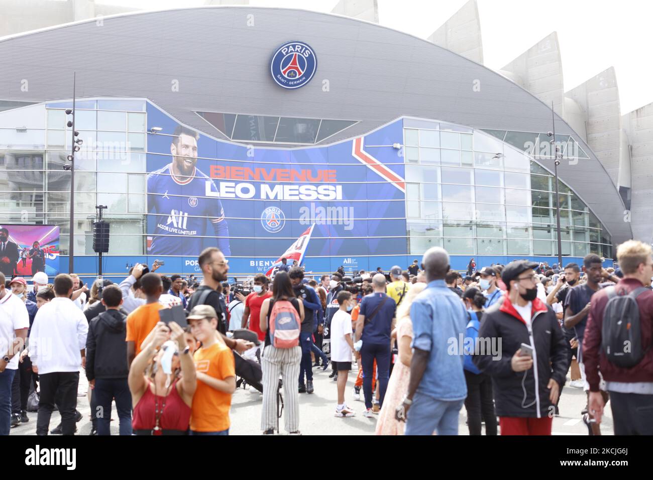 Le président qatari de Paris Saint-Germain, Nasser Al-Khelaifi (L), et le directeur sportif de Paris Saint-Germain, Leonardo Nascimento de Araujo (R), posent aux côtés du joueur de football argentin Lionel Messi (C), alors qu'il tient sa chemise numéro 30 lors d'une conférence de presse au club de football français Paris Saint-Germain (PSG), au parc des Princes Paris sur 11 août 2021. La superstar de 34 ans a signé un contrat de deux ans avec PSG sur 10 août 2021, avec la possibilité d'une année supplémentaire, il portera le numéro 30 à Paris, le numéro qu'il avait lorsqu'il a commencé sa carrière professionnelle au Barca f d'Espagne Banque D'Images