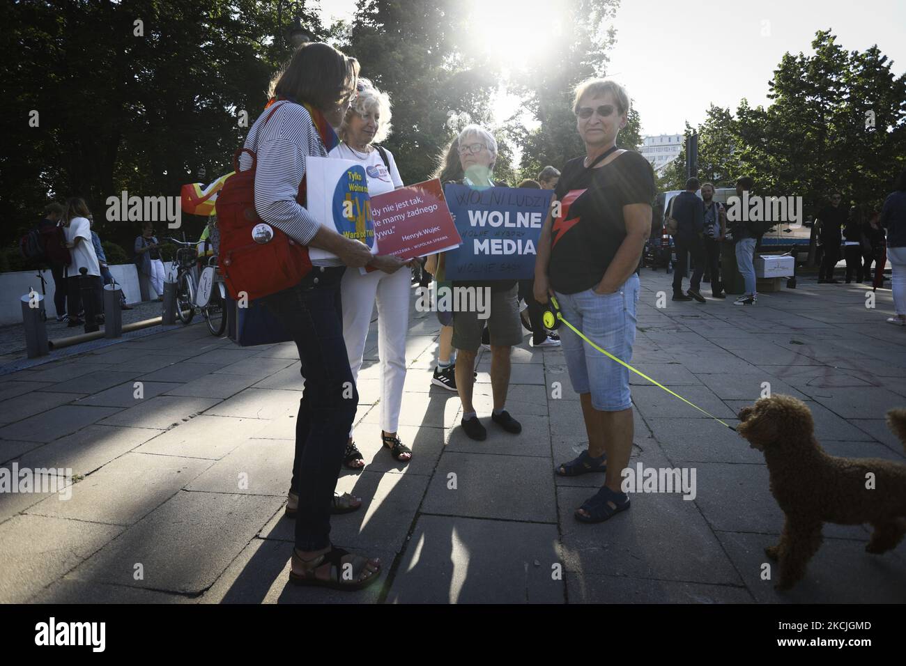 Une femme porte un signe avec les mots «Free Media» à Varsovie, Pologne sur 11 août 2021. Plusieurs dizaines de personnes ont assisté à un rassemblement devant le Parlement lors d'un vote sur un nouveau projet de loi qui limiterait la propriété étrangère des entreprises médiatiques. Les critiques soutiennent que l'adoption du projet de loi signifiera la fin des médias indépendants en Pologne. La chaîne DE télévision AMÉRICAINE TVN demande le renouvellement de sa licence qui expire en septembre, mais craint que la propriété américaine ne soit mise en place et que le gouvernement polonais achète les actions actuellement détenues par Discovery Networks. (Photo par STR/NurPhoto) Banque D'Images