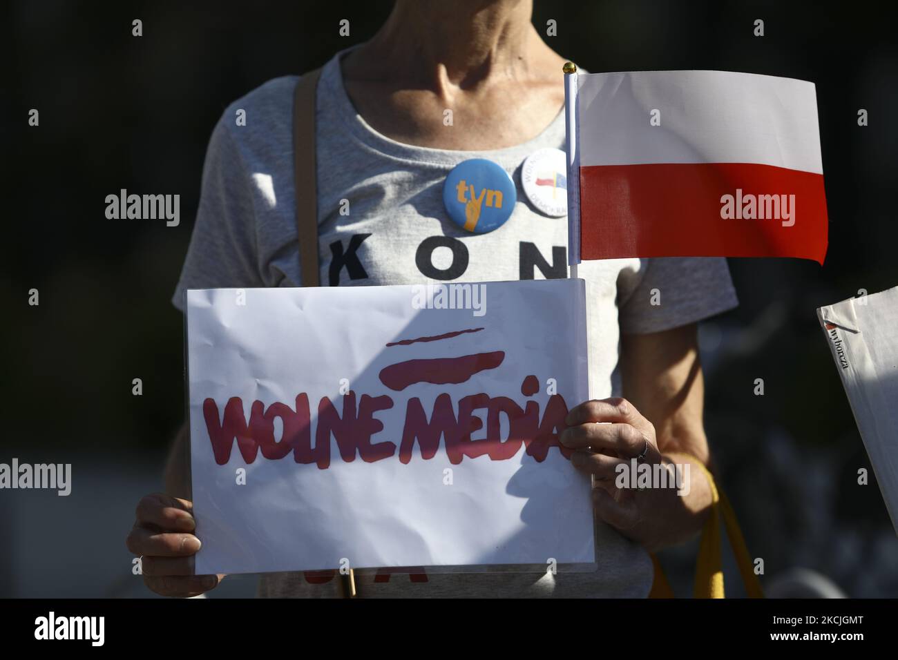 Une femme porte un signe avec les mots «médias libres, personnes libres» à Varsovie, Pologne sur 11 août 2021. Plusieurs dizaines de personnes ont assisté à un rassemblement devant le Parlement lors d'un vote sur un nouveau projet de loi qui limiterait la propriété étrangère des entreprises médiatiques. Les critiques soutiennent que l'adoption du projet de loi signifiera la fin des médias indépendants en Pologne. La chaîne DE télévision AMÉRICAINE TVN demande le renouvellement de sa licence qui expire en septembre, mais craint que la propriété américaine ne soit mise en place et que le gouvernement polonais achète les actions actuellement détenues par Discovery Networks. (Photo par STR/NurPhoto) Banque D'Images