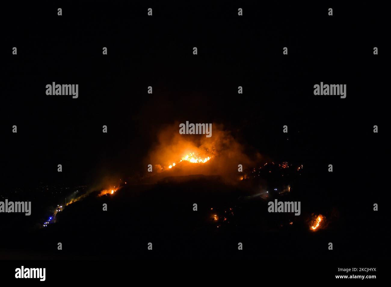 Les flammes d'un vaste feu, qui éclata sur le mont San Martino à partir de 12,00 heures le 12 août, dans la soirée entre 12 et 13, les flammes atteignirent près des villages de Prime case et Pomonte, à Fara Sabina, dans la province de Rieti. Deux hélicoptères ont travaillé sur l'incendie tout l'après-midi, avec des lancements répétés jusqu'au coucher du soleil, mais pas de défense civile Canadair comme ils sont occupés sur d'autres fronts. (Photo de Riccardo Fabi/NurPhoto) Banque D'Images