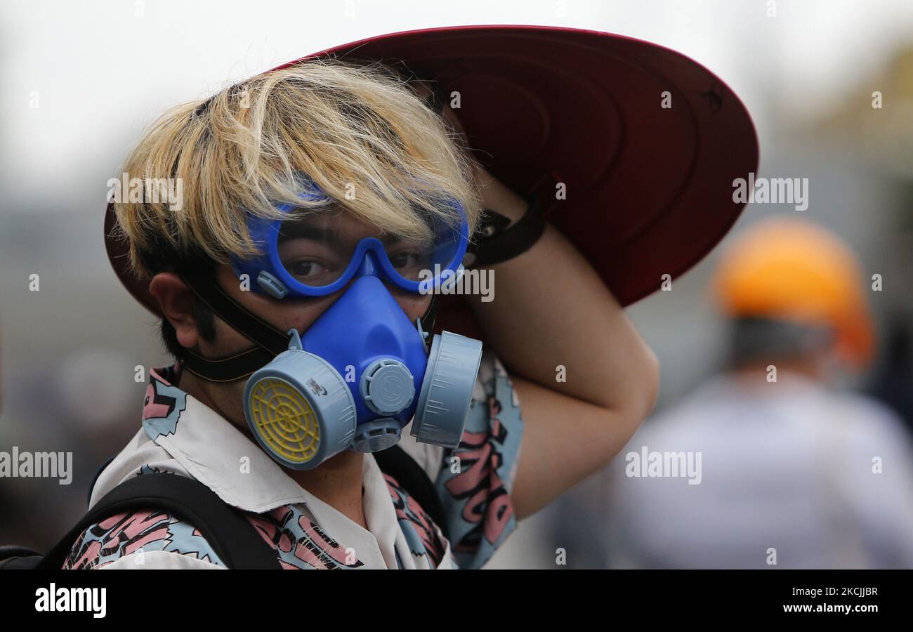 Un manifestant portant un masque à gaz et se couvrir par un bouclier lors de la manifestation à Bangkok sur 13 août 2021. La police de Bangkok a tiré des balles en caoutchouc et des gaz lacrymogènes contre des manifestants pro-démocratie qui ont demandé le départ du Premier ministre, le président Prayut Chan-o-cha et le gouvernement a été tenu pour responsable de sa mauvaise gestion grossière de la pandémie de Covid-19. (Photo de Chaiwat Subprasom/NurPhoto) (photo de Chaiwat Subprasom/NurPhoto) Banque D'Images