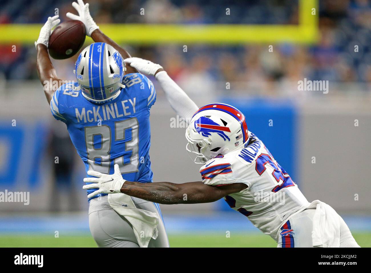 Javon McKinley, grand receveur des Lions de Detroit (83), capture un col tout en étant gardé par Buffalo Bills Corner back Rachad Wildgoose (32) pendant la deuxième moitié du match de football de la NFL à Detroit, Michigan, États-Unis, vendredi, 13 août 2021. (Photo de Jorge Lemus/NurPhoto) Banque D'Images