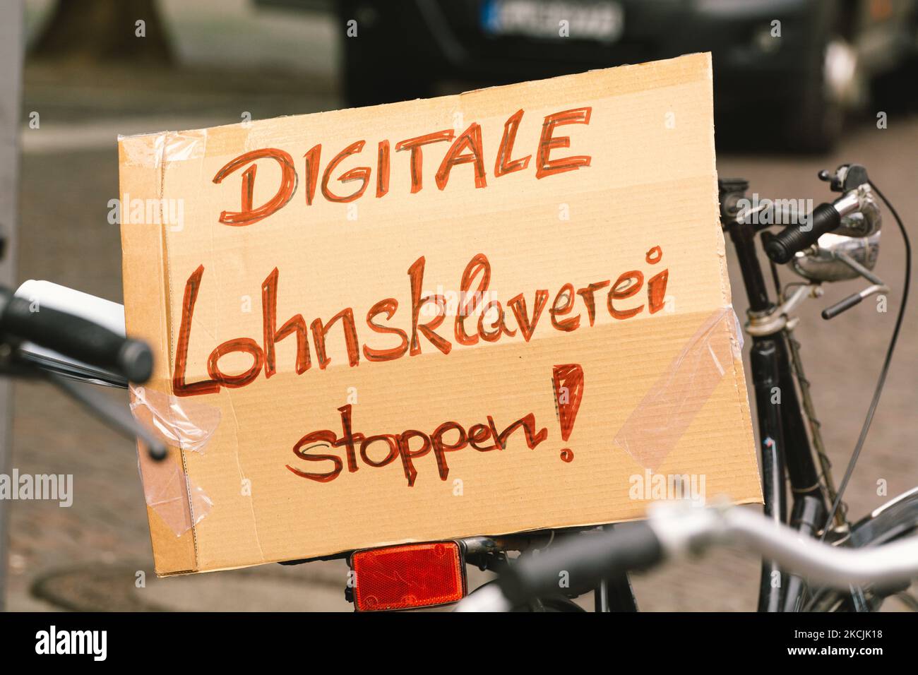 Un écriteau avec « stop digital salaire esclavage » est vu pendant les riders de Lieferando protester pour une meilleure condition de travail à Cologne, Germanz on 13 août 2021 (photo de Ying Tang/NurPhoto) Banque D'Images