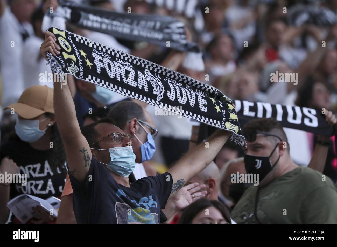 Les fans de Juventus participent au match d'avant-saison entre Juventus et Atalanta BC au stade Allianz de 14 août 2021 à Turin, en Italie. (Photo de Giuseppe Cottini/NurPhoto) Banque D'Images