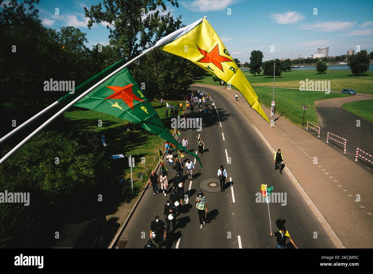 Des milliers de Kurdes protestent pour défendre le PKK à Düsseldorf, en Allemagne, sur 28 juillet 2021 (photo de Ying Tang/NurPhoto) Banque D'Images