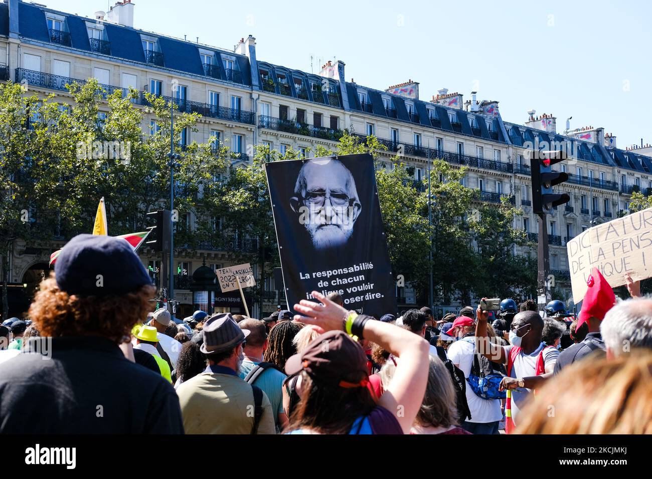 Un portrait géant d'Abbe Pierre dans la manifestation contre le col sanitaire de Paris, France, sur 14 août 2021. Plus de deux cents événements dans toute la France, alors que depuis lundi, de nouveaux lieux (bars, restaurants, cafés) sont affectés par l'utilisation du passe santé. (Photo de Vincent Koebel/NurPhoto) Banque D'Images