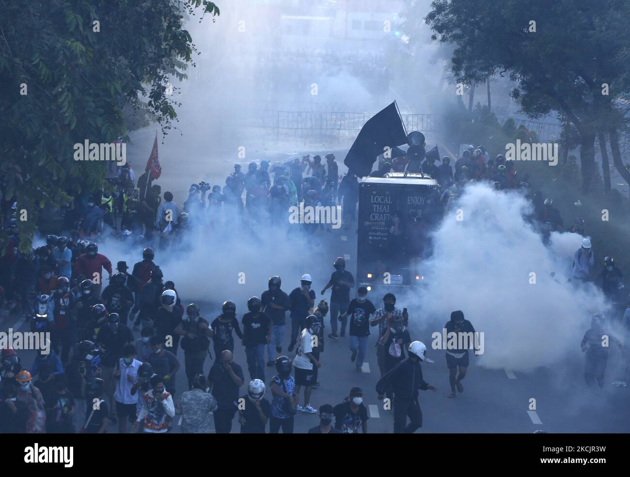 Les manifestants se sont enlayé de grenades lacrymogènes lors de la manifestation à Bangkok sur 16 août 2021. La police de Bangkok a tiré des balles en caoutchouc et des gaz lacrymogènes contre des manifestants pro-démocratie qui ont demandé le départ du Premier ministre, le président Prayut Chan-o-cha et le gouvernement a été tenu pour responsable de sa mauvaise gestion grossière de la pandémie de Covid-19. (Photo de Chaiwat Subprasom/NurPhoto) Banque D'Images