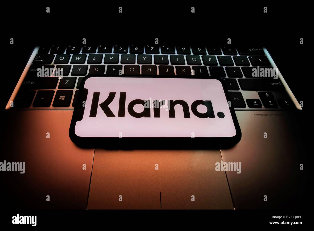 Le logo Klarna affiché sur l'écran d'un téléphone est visible sur cette photo prise à Cracovie, en Pologne, sur 16 août 2021. (Photo de Jakub Porzycki/NurPhoto) Banque D'Images