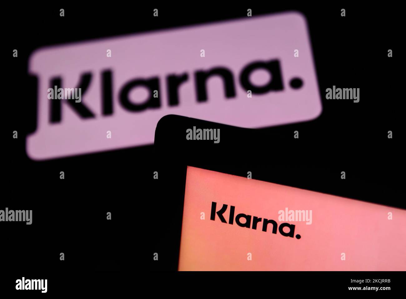 Les logos Klarna affichés sur un ordinateur portable et un écran de téléphone sont vus dans cette illustration photo prise à Cracovie, Pologne sur 16 août 2021. (Photo de Jakub Porzycki/NurPhoto) Banque D'Images
