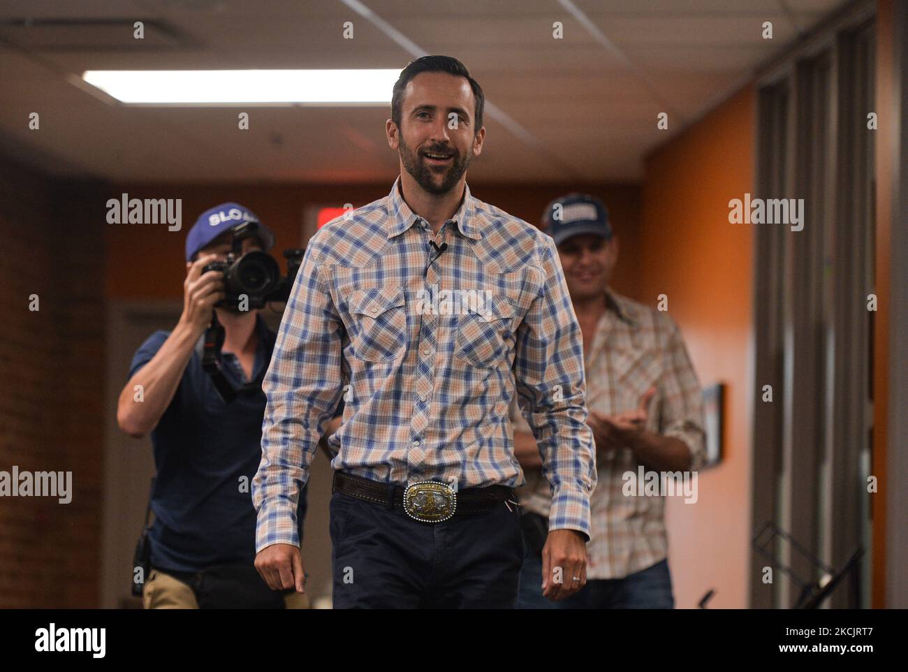 Derek Sloan, député canadien indépendant de Hastings Lennox and Addington, arrive pour « la discussion sur l'avenir du Canada » lors de sa tournée en Alberta au St. Albert Curling Club. Sloan, un ancien député du Parti conservateur, a été retiré du caucus conservateur en janvier 2021 pour ses opinions controversées sur l'avortement, les questions touchant le LGBTQ, ainsi que pour avoir fait des remarques prétendument racistes. Le lundi 16 août 2021, à St. Albert, Alberta, Canada. (Photo par Artur Widak/NurPhoto) Banque D'Images