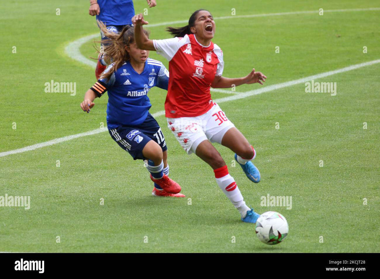 Johannys Muñoz, de l'Independiente Santa Fe, et Sharon Ramirez, de Millonarios, contestent le ballon lors du match entre l'Independiente Santa Fe et Millonarios au stade Nemesio Camacho El Campin de Bogota pour la Ligue des femmes. (Photo de Daniel Garzon Herazo/NurPhoto) Banque D'Images