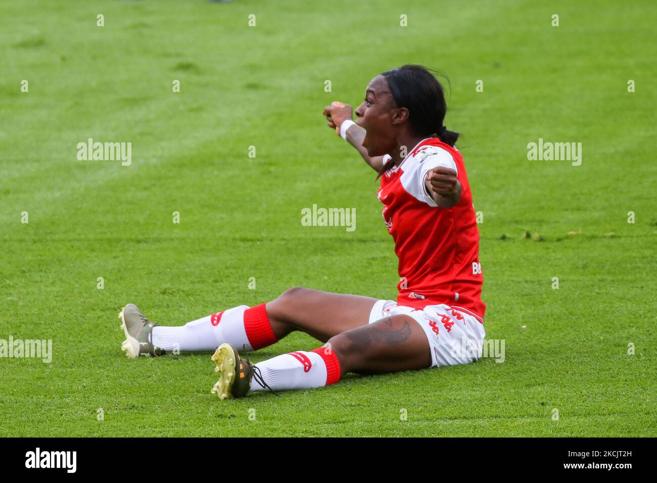 Ivonne Chacon d'Independiente célèbre le but lors du match entre Independiente Santa Fe et Millonarios au stade Nemesio Camacho El Campin de Bogota pour la Ligue des femmes. (Photo de Daniel Garzon Herazo/NurPhoto) Banque D'Images