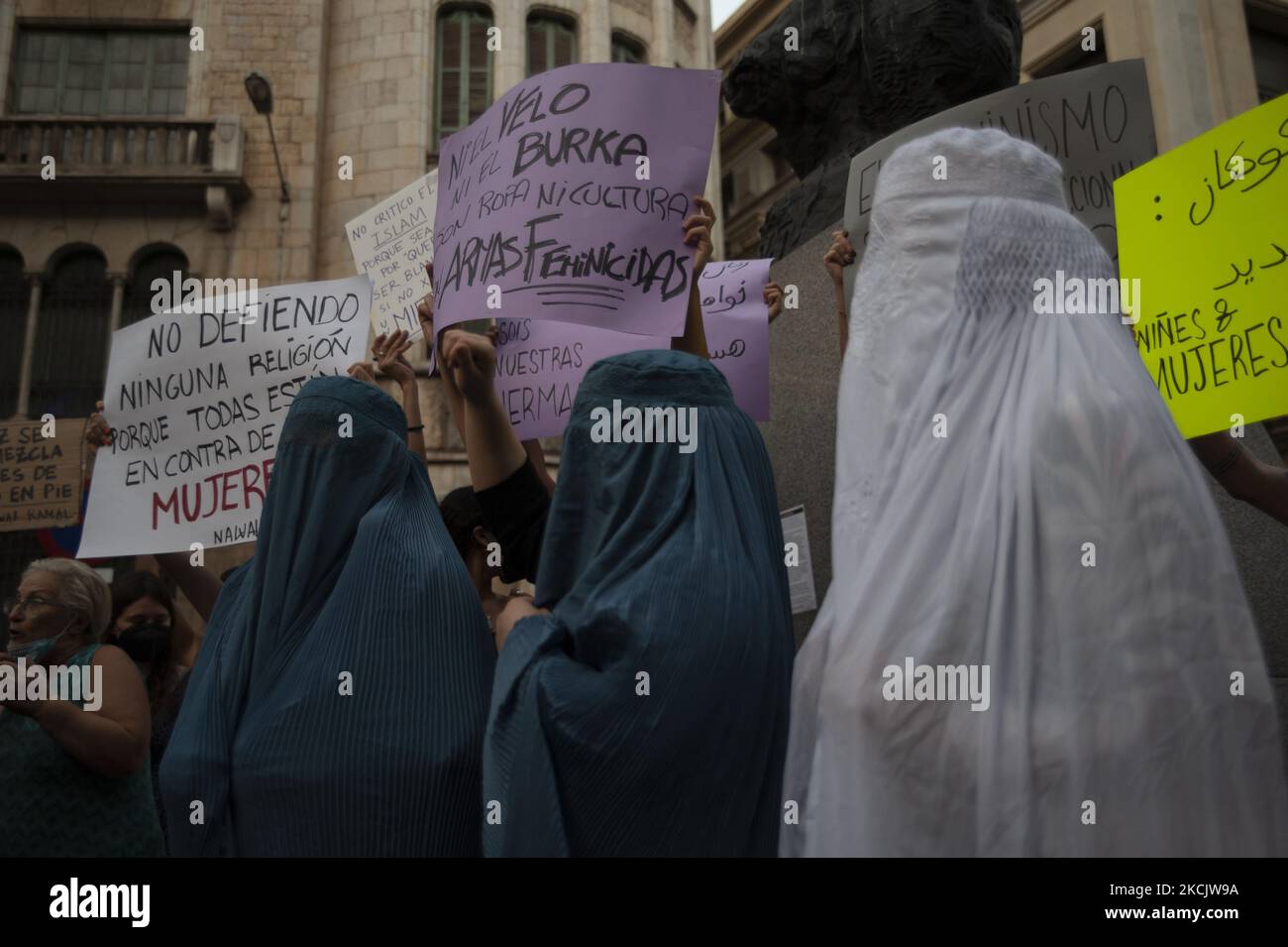 Plusieurs femmes vêtues de burkas protestent auprès des féministes catalanes contre l'absence de droits des femmes sous la règle Talibanin de Barcelone, en Espagne, sur 17 août 2021. (Photo de Charlie Pérez/NurPhoto) Banque D'Images