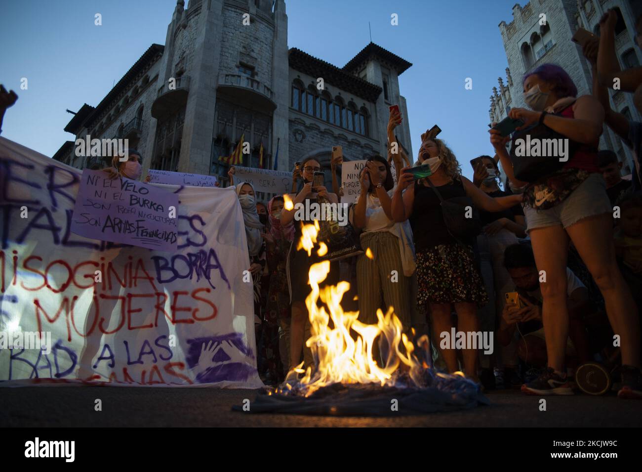 Les femmes féministes brûlent une Bruka pour protester contre l'absence de droits des femmes dans le cadre de la règle Talibanin de Barcelone, en Espagne, sur 17 août 2021. (Photo de Charlie Pérez/NurPhoto) Banque D'Images