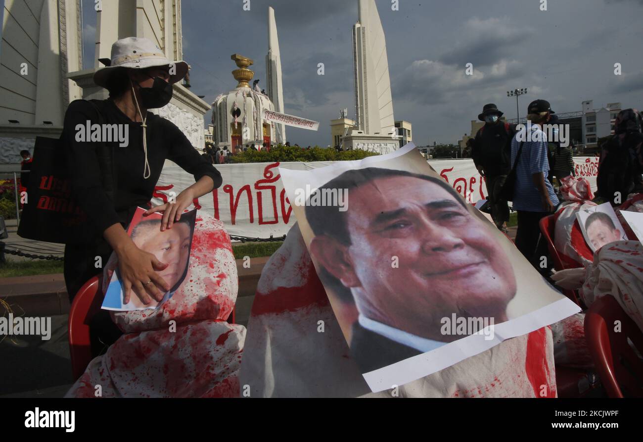 Un manifestant a mis une photo du Premier ministre thaïlandais, Prayuth Chan O-Cha, et de son membre du cabinet, sur une simulation des corps de la COVID-19 lors de la manifestation au monument de la démocratie à Bangkok, sur 18 août 2021. Les manifestants qui demandent le Premier ministre thaïlandais, Prayut Chan-o-cha, se défait et le gouvernement sera tenu responsable de sa mauvaise gestion flagrante de la pandémie de Covid-19. (Photo de Chaiwat Subprasom/NurPhoto) (photo de Chaiwat Subprasom/NurPhoto) Banque D'Images