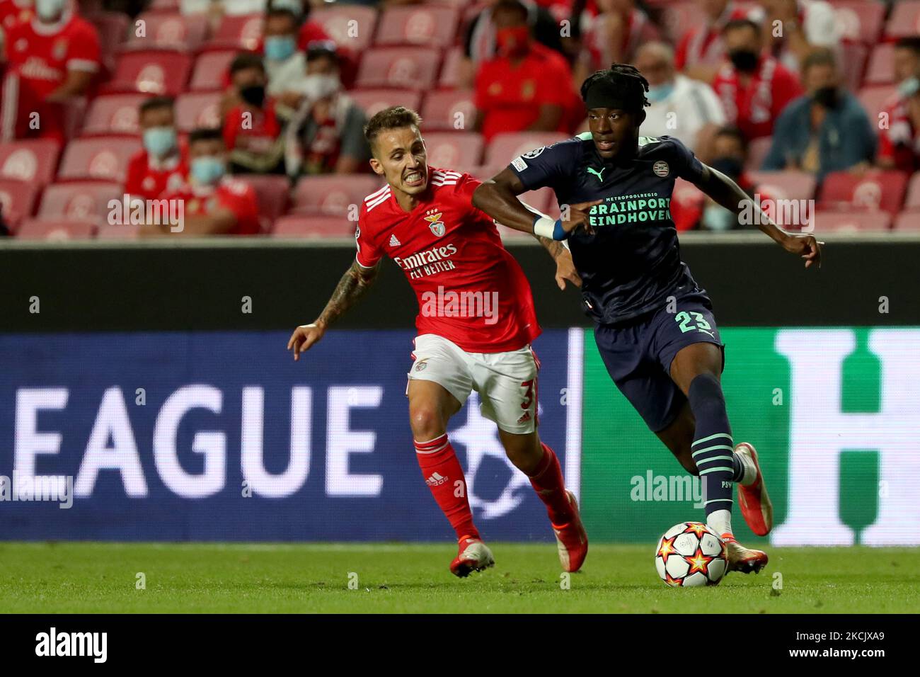 Noni Madueke du PSV Eindhoven (R ) vie avec Alejandro Grimaldo de SL Benfica lors du match de football de la première jambe de la Ligue des champions de l'UEFA entre SL Benfica et PSV Eindhoven au stade Luz à Lisbonne, Portugal sur 18 août 2021. (Photo par Pedro Fiúza/NurPhoto) Banque D'Images
