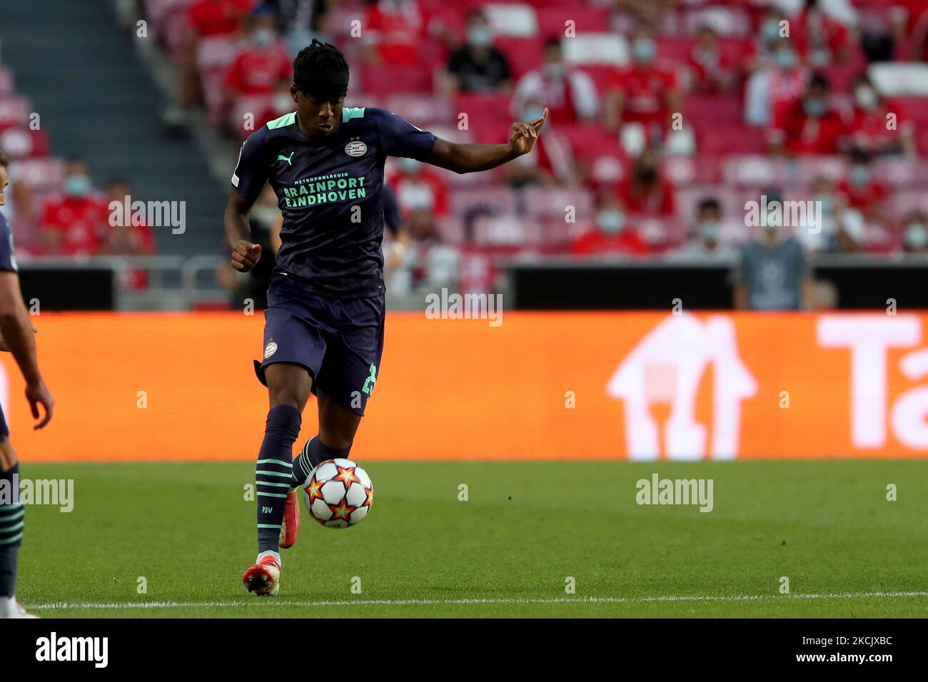 Noni Madueke du PSV Eindhoven en action pendant le match de football de première jambe de la Ligue des champions de l'UEFA entre SL Benfica et PSV Eindhoven au stade Luz à Lisbonne, Portugal sur 18 août 2021. (Photo par Pedro Fiúza/NurPhoto) Banque D'Images