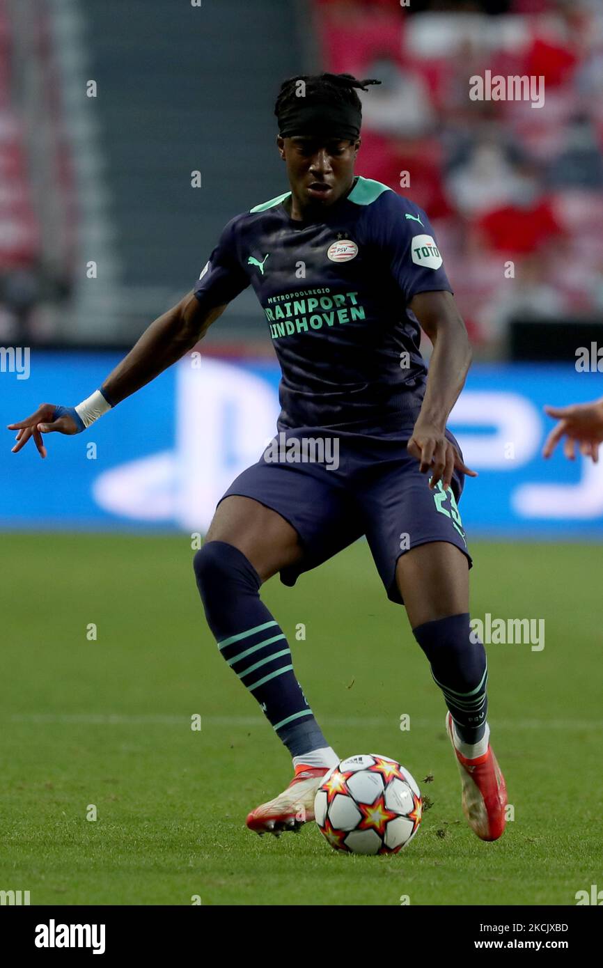 Noni Madueke du PSV Eindhoven en action pendant le match de football de première jambe de la Ligue des champions de l'UEFA entre SL Benfica et PSV Eindhoven au stade Luz à Lisbonne, Portugal sur 18 août 2021. (Photo par Pedro Fiúza/NurPhoto) Banque D'Images