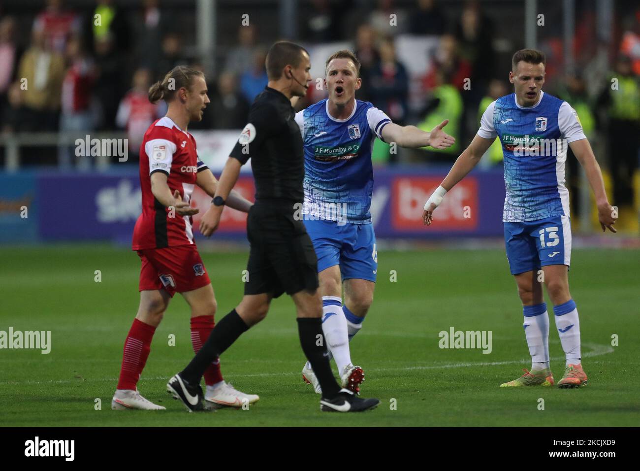 Le capitaine de Barrow, Mark Ellis, se remonstrue avec l'arbitre lors du match Sky Bet League 2 entre Barrow et Exeter City à Holker Street, Barrow-in-Furness, le mardi 17th août 2021. (Photo de Mark Fletcher/MI News/NurPhoto) Banque D'Images