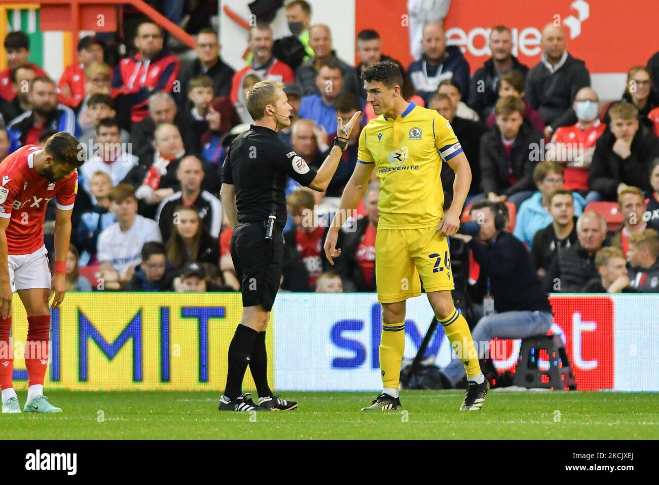 Arbitre, Gavin Ward a des mots avec Darragh Lenihan de Blackburn Rovers lors du match de championnat Sky Bet entre Nottingham Forest et Blackburn Rovers au City Ground, Nottingham, le mercredi 18th août 2021. (Photo de Jon Hobley/MI News/NurPhoto) Banque D'Images