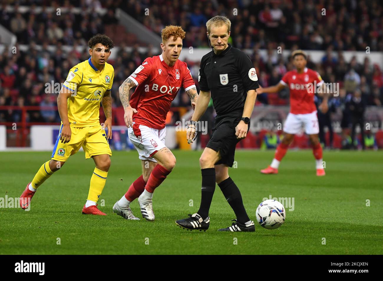 Arbitre, Gavin Ward est pris avec le ballon à Jack Colback de la forêt de Nottingham était en possession pendant le match de championnat de Sky Bet entre la forêt de Nottingham et Blackburn Rovers au City Ground, Nottingham, le mercredi 18th août 2021. (Photo de Jon Hobley/MI News/NurPhoto) Banque D'Images