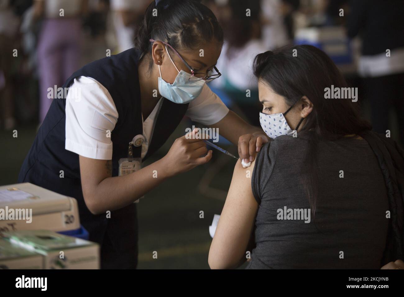 Application gratuite de la première dose du vaccin Pfizer contre le COVID-19, pour les personnes de 18 à 29 ans qui vivent dans le boroug de Xochimilco, à Mexico, au Mexique, sur 19 août 2021 (photo de Cristian Leyva/NurPhoto) Banque D'Images