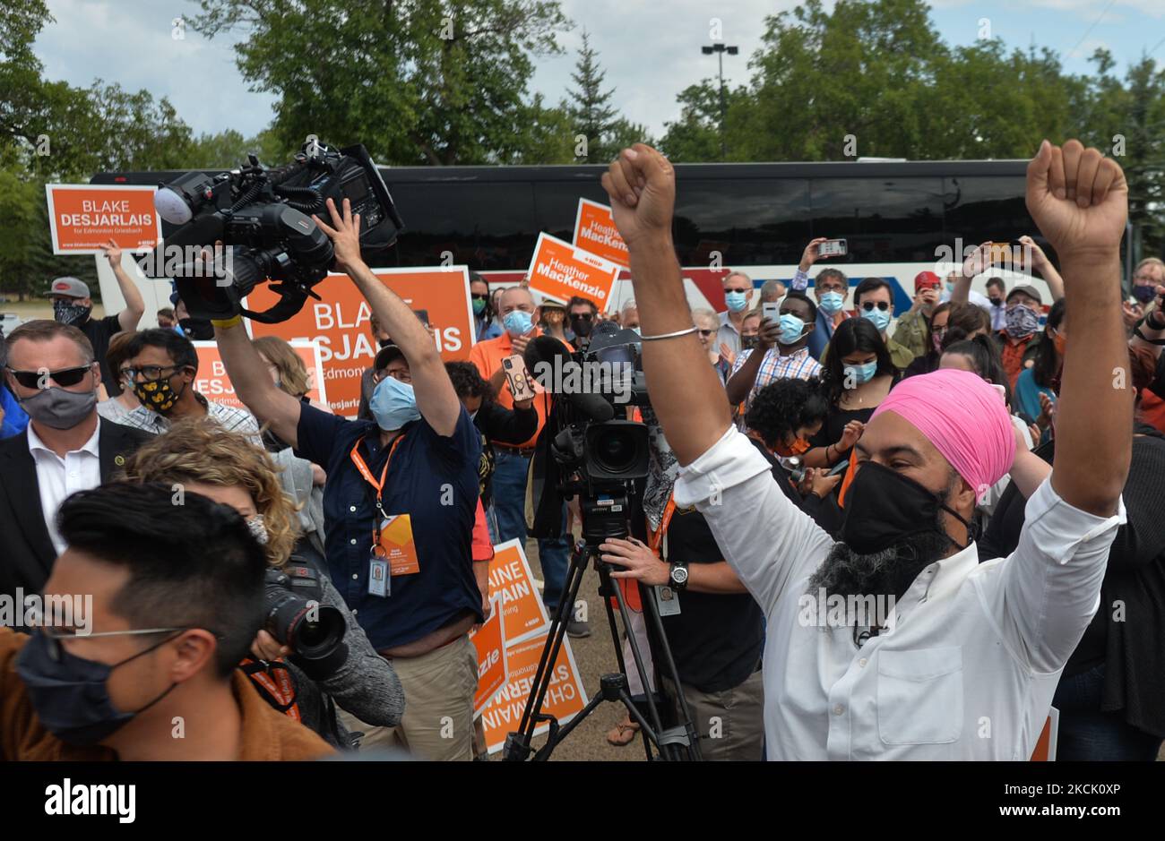 Jagmeet Singh, chef du Nouveau parti démocratique, rencontre les partisans du candidat du NPD à Edmonton Griesbach, Blake Desjarlais (à gauche), au cours de la campagne d'aujourd'hui à Edmonton, en Alberta. Le jeudi 19 août 2021, à Edmonton, Alberta, Canada. (Photo par Artur Widak/NurPhoto) Banque D'Images