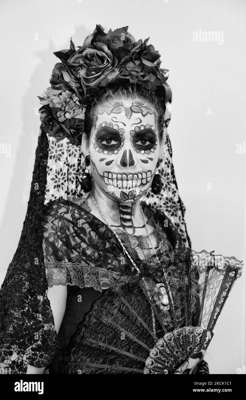 Jeune femme vêtue comme 'la Catrina le Diva de la mort' lors des célébrations de la Journée des morts (Dia de los Muertos) à Toronto, Ontario, Canada, on 07 novembre 2015. Le jour des morts (Dia de los Muertos) est une fête mexicaine traditionnelle qui coïncide avec le jour de tous les âmes dans le calendrier catholique, est marquée par des visites aux sites de tombe des proches. C'est une occasion joyeuse au cours de laquelle les célébrants se souviennent du défunt. (Photo de Creative Touch Imaging Ltd./NurPhoto) Banque D'Images