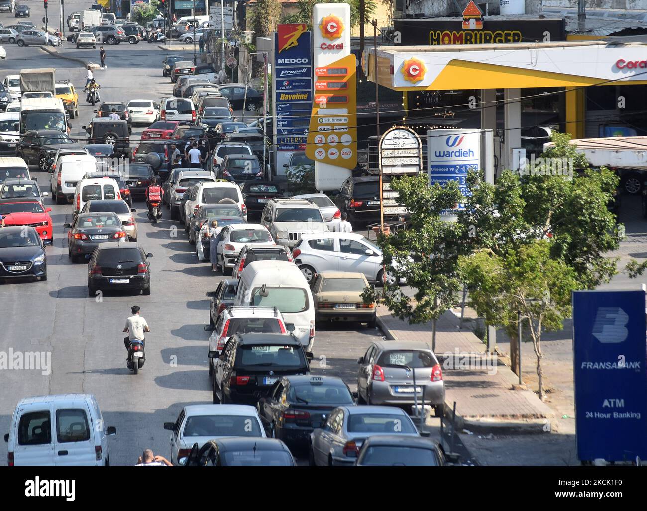 La circulation due aux personnes qui attendent aux stations pour obtenir du carburant à Beyrouth, Liban sur 20 août 2021. (Photo par Fadel Itani/NurPhoto) Banque D'Images