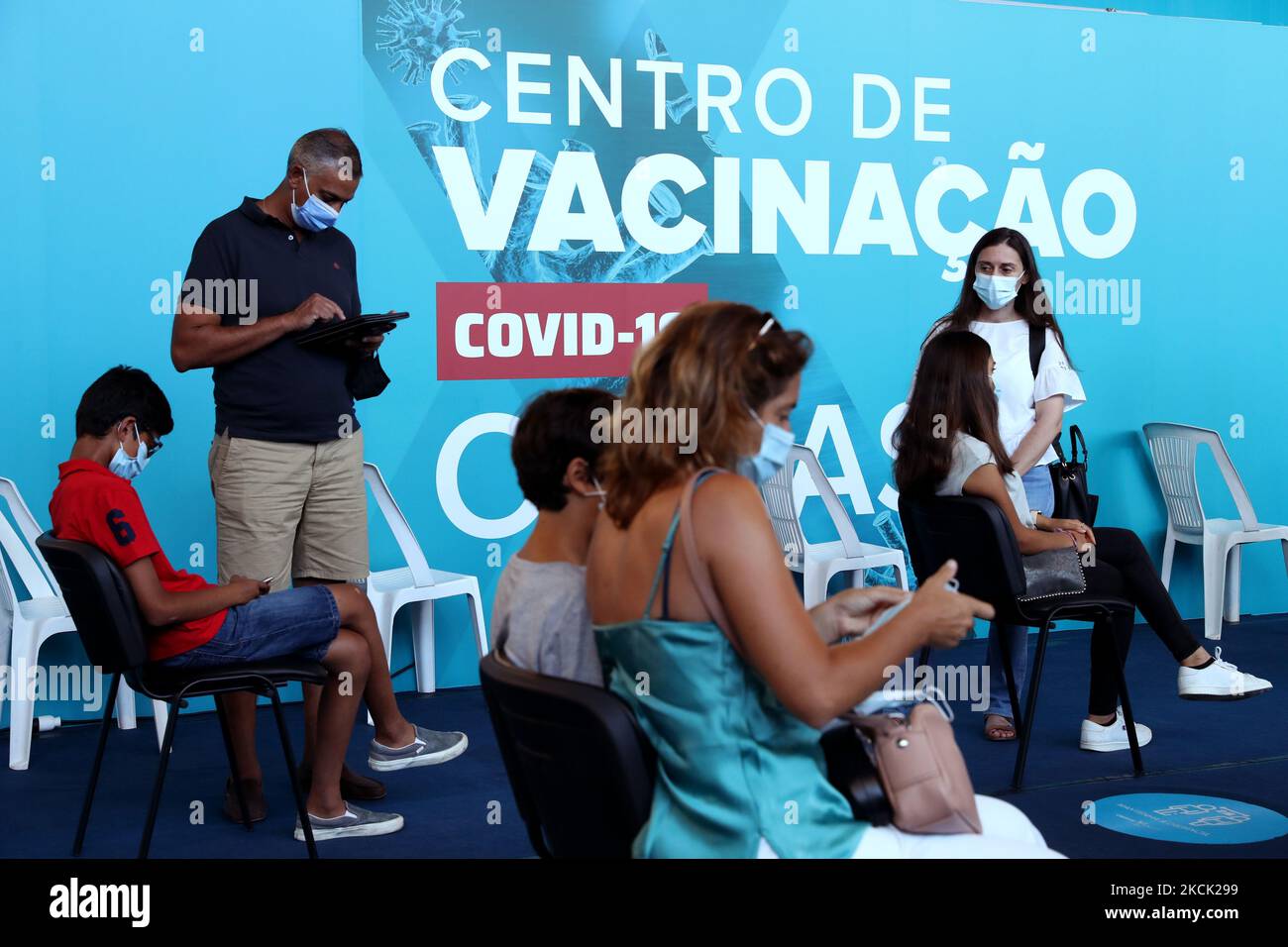 Les parents attendent avec leurs enfants après avoir reçu une première dose du vaccin Pfizer-BioNTech COVID-19 dans un centre de vaccination à Oeiras, au Portugal, sur le 21 août 2021. Le Portugal commence samedi à inoculer des adolescents de 12 à 15 ans contre le COVID-19 alors que le pays atteint 70% de la population entièrement vaccinée, a déclaré le ministre de la Santé, Marta Temido, jeudi. (Photo par Pedro Fiúza/NurPhoto) Banque D'Images