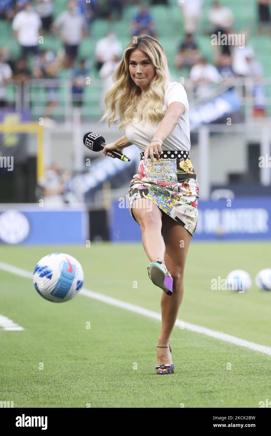 Diletta Leotta lance une balle avant la série Un match entre FC Internazionale et Gênes CFC au Stadio Giuseppe Meazza sur 21 août 2021 à Milan, Italie. (Photo de Giuseppe Cottini/NurPhoto) Banque D'Images