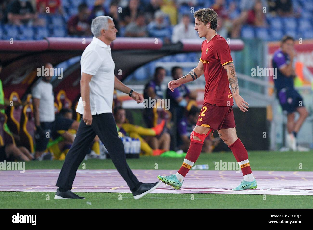 Nicolo Zaniolo de AS Roma quitte le champ avec une carte rouge et passe devant José Mourinho Manager de AS Roma pendant la Serie Un match entre Roma et Fiorentina au Stadio Olimpico, Rome, Italie, le 22 août 2021. (Photo de Giuseppe Maffia/NurPhoto) Banque D'Images