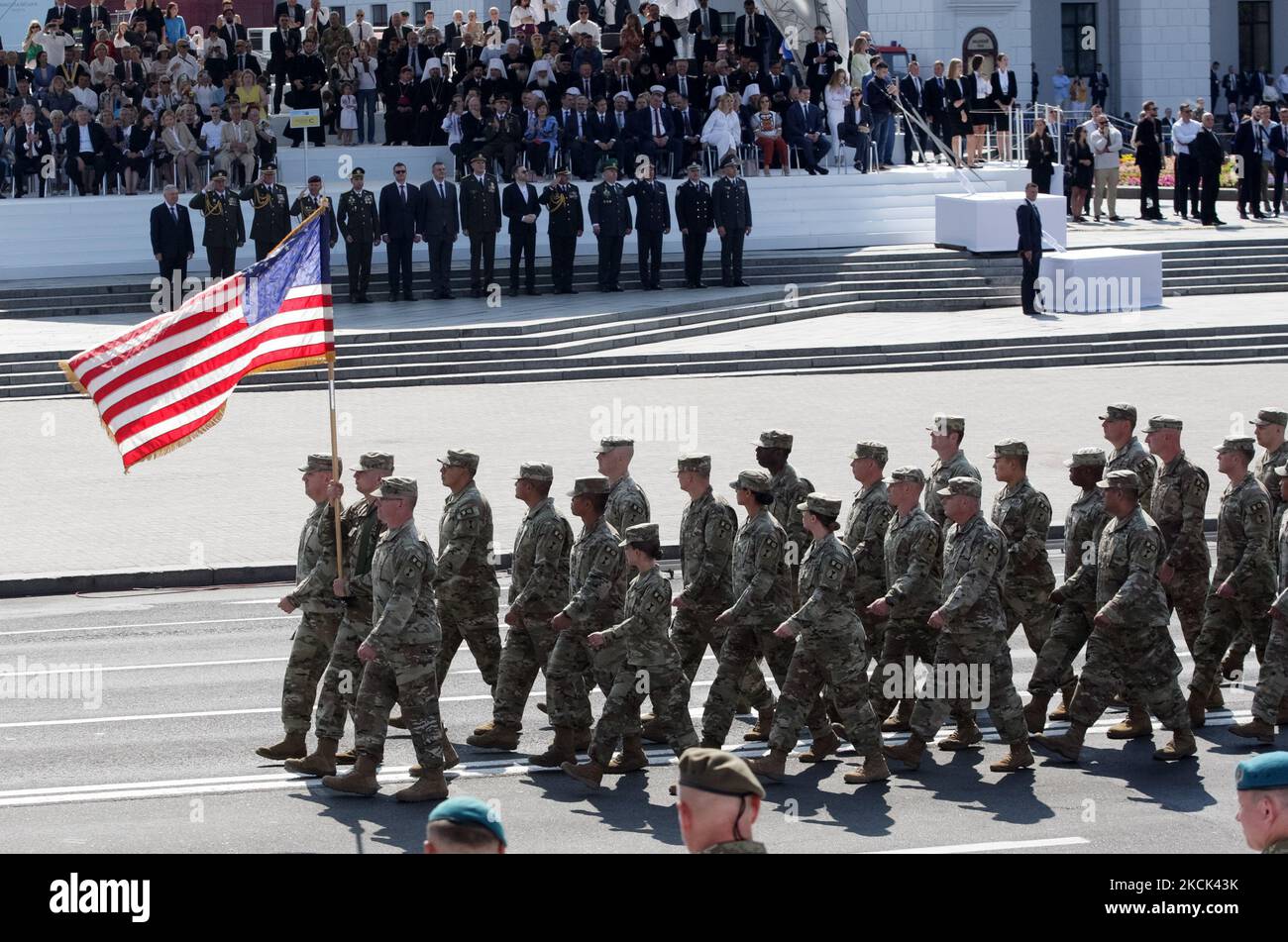 LES soldats AMÉRICAINS de la Garde nationale de l'armée de Washington participent à un défilé militaire pour la célébration du jour de l'indépendance dans le centre de Kiev, en Ukraine, le 24 août 2021. L'Ukraine célèbre le 30th anniversaire de son indépendance le 24 août 2021. (Photo par STR/NurPhoto) Banque D'Images