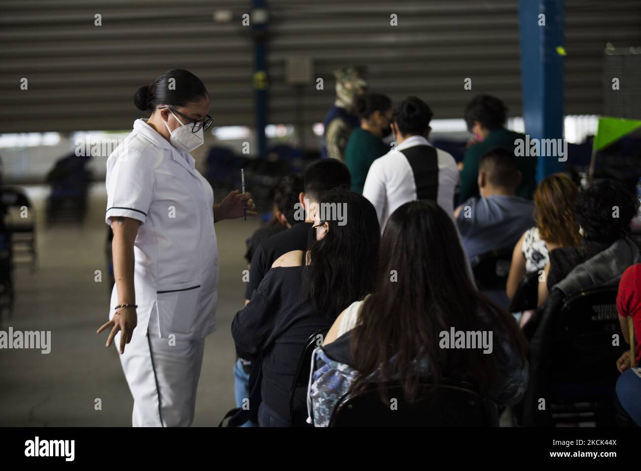 Application libre de la deuxième dose du vaccin Sinovac contre le COVID-19, pour les personnes de 18 à 29 ans qui vivent dans le quartier Iztacalco. Mexico, Mexique, on 24 août 2021. (Photo par Cristian Leyva/NurPhoto) Banque D'Images