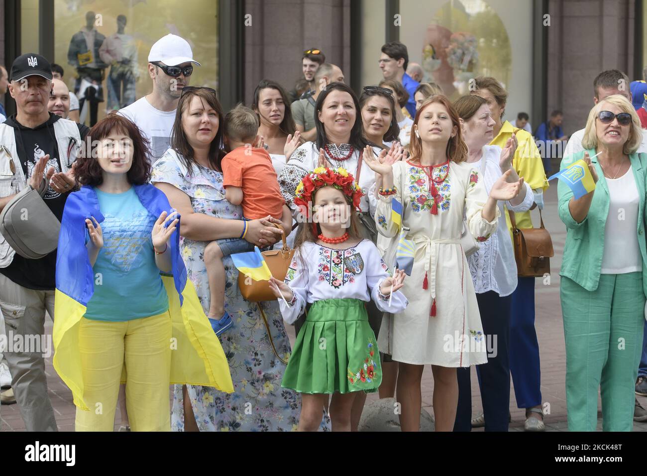 Des gens saluent les anciens combattants ukrainiens de guerre dans l'est de l'Ukraine participant à la marche des défenseurs de l'Ukraine, consacrée à l'anniversaire de l'indépendance 30th, à Kiev, Ukraine, 24 août 2021 (photo de Maxym Marusenko/NurPhoto) Banque D'Images