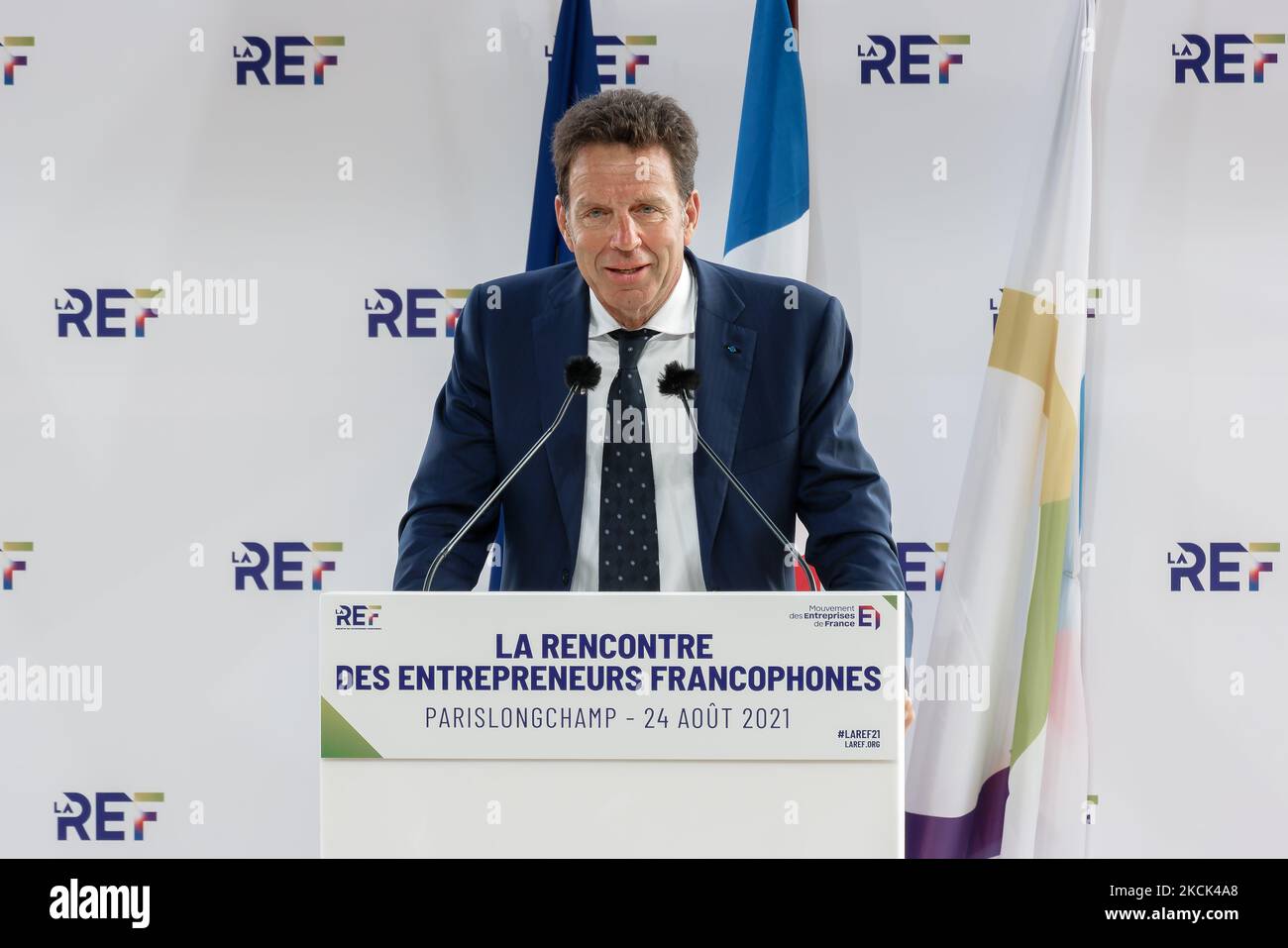 L'association patronale française Medef le Président Geofroy Roux de Bezieux prononce un discours pour le jour d'ouverture de la rencontre estivale annuelle du Medef 'la Ref 2021' sur le circuit de Longchamp à Paris – 24 août 2021, Paris (photo de Daniel Pier/NurPhoto) Banque D'Images