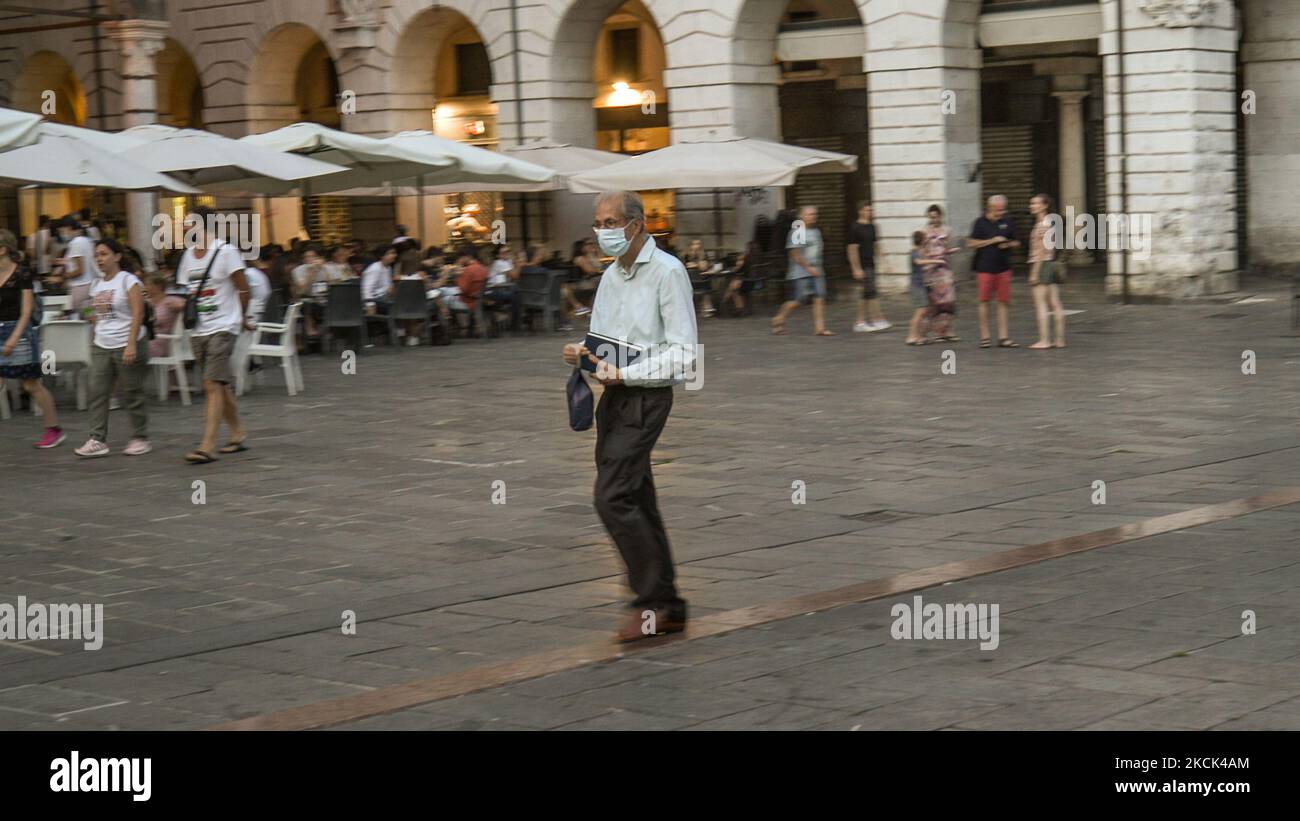 Un homme portant un masque protecteur marche à Padoue, en Italie, sur 24 août 2021, dans le contexte de la pandémie Covid-19. (Photo de Manuel Romano/NurPhoto) Banque D'Images