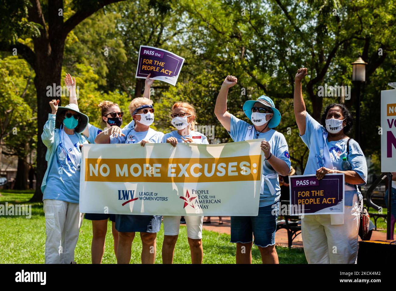 Les membres de la section Arizona de la Ligue des femmes élèvent leurs poings lors d'un rassemblement sur le droit de vote à la Maison Blanche. LWV, People for the American Way, Black Voters Matter, et de nombreuses autres organisations ont accueilli le rassemblement pour faire pression sur le Congrès et le Président Biden pour protéger le droit de vote après que de nombreux États aient adopté des lois pour rendre le vote plus difficile pour les minorités. Les manifestants veulent voir la fin de l'obstruction parlementaire, le passage de l'avancement des droits de vote de John Lewis et pour les People Act, et la création d'un État pour Washington, DC. (Photo d'Allison Bailey/NurPhoto) Banque D'Images