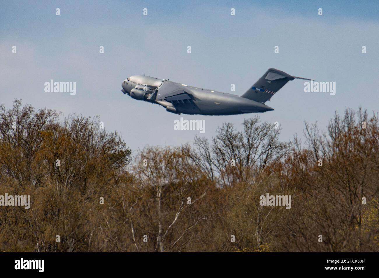 Une capacité de transport aérien stratégique sac Boeing C17 Globemaster III au départ de l'aéroport international d'Eindhoven et de la base aérienne EIN EHEH aux pays-Bas. La base d'origine de sac est HDF Pápa Air base. Les Etats membres sont membres de l'OTAN Bulgarie, Estonie, Hongrie, Lituanie, pays-Bas, Norvège, Pologne, Roumanie, Slovénie et États-Unis d'Amérique, pays du Partenariat pour la paix Finlande et Suède pour les pays opération ou ONU, OTAN ou UE. Le C-17 fabriqué par l'américain est un gros avion de transport militaire développé pour l'US Air Force USAF par McDonnell Douglas pour la tactique A. Banque D'Images