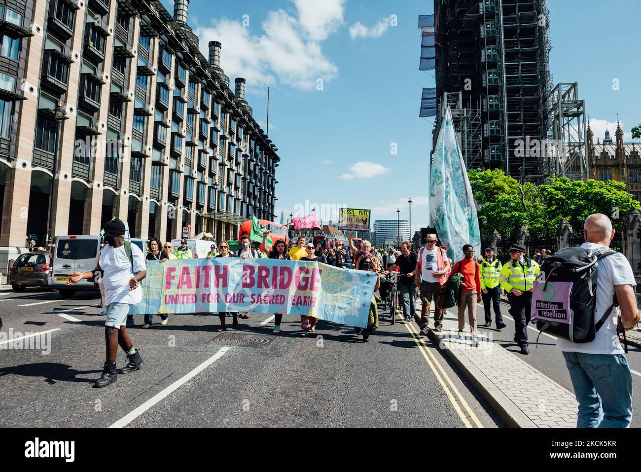 Extinction les manifestants de la rébellion retournent à Londres, au Royaume-Uni, sur 25 août 2021 le troisième jour de leur série d'actions « l'impossible rébellion ». En commençant leur journée par une marche de Picadilly Circus à Parlament Square, le groupe a ensuite érigé une structure temporaire dans Oxford Street, où les membres se sont collés les uns aux autres et aux structures environnantes. (Photo de Patrick Gunning/NurPhoto) Banque D'Images