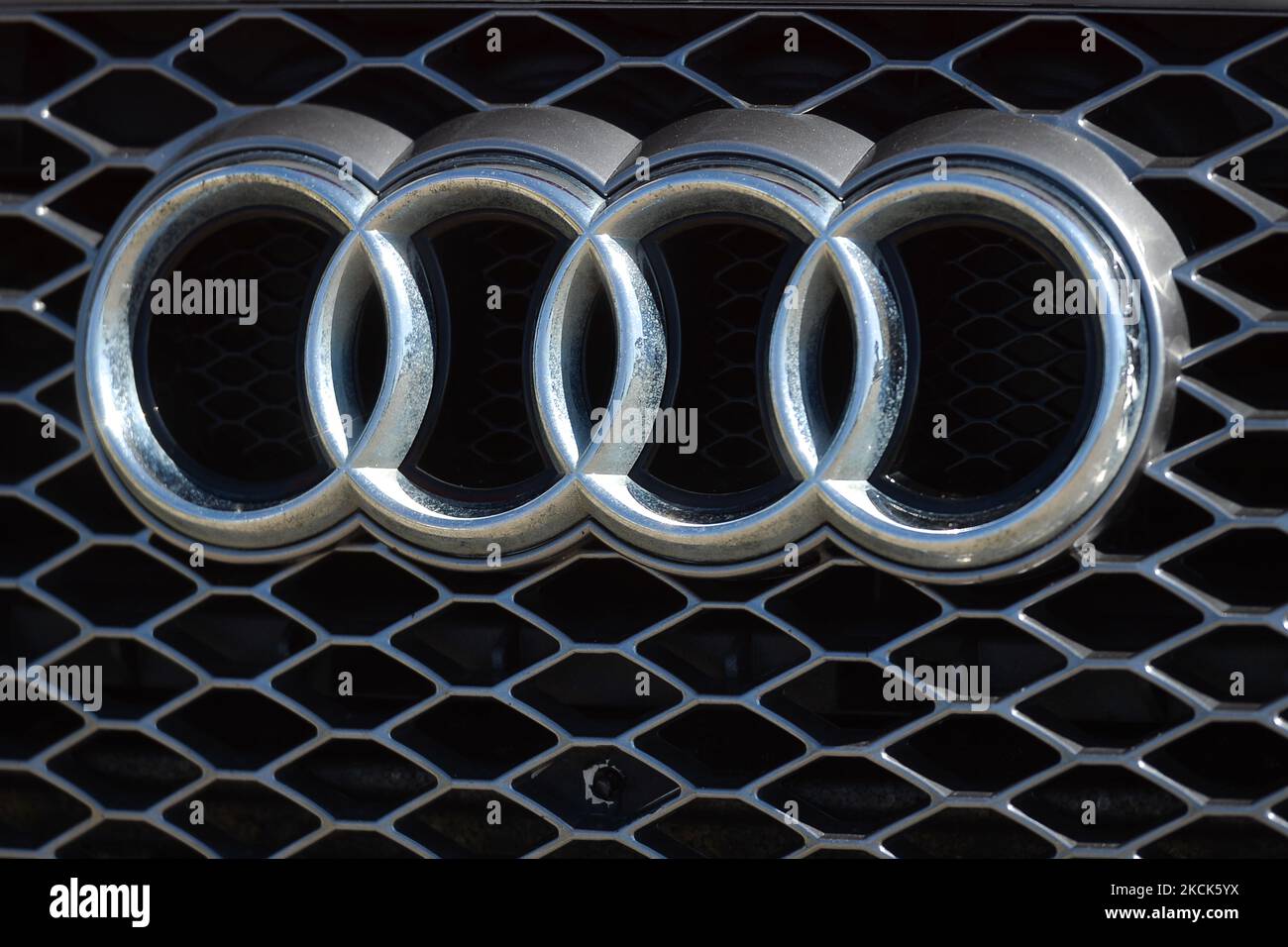 Logo Audi visible sur une voiture Audi à l'extérieur d'un concessionnaire Audi à South Edmonton. Le mercredi 24 août 2021, à Edmonton, Alberta, Canada. (Photo par Artur Widak/NurPhoto) Banque D'Images