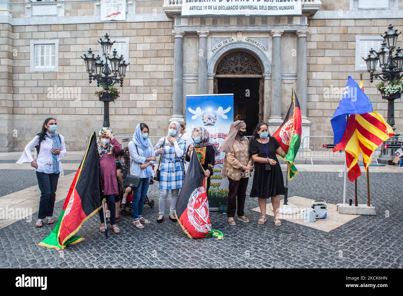 Les manifestants à côté des drapeaux de l'Espagne, de la Catalogne et de l'Union européenne sont vus avec des drapeaux afghans devant la Generalitat de Catalogne. L'association afghane de Barcelone a manifesté devant la Generalitat de Catalogne pour demander au gouvernement la protection et l'évacuation de leurs familles qui sont restées en Afghanistan. (Photo par DAX Images/NurPhoto) Banque D'Images