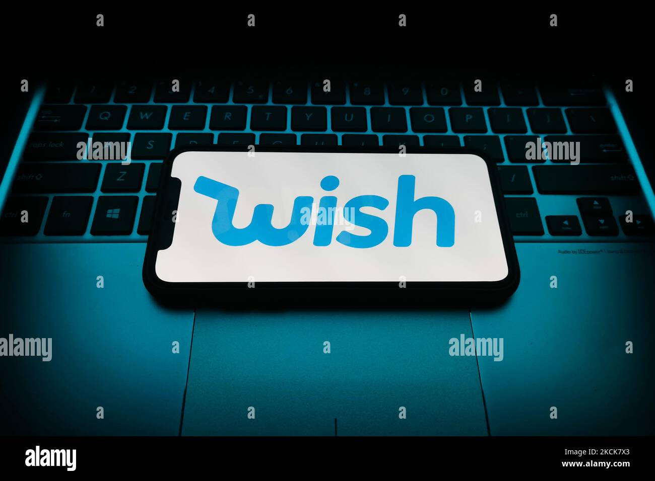 Le logo Wish est affiché sur l'écran du téléphone et sur le clavier de  l'ordinateur portable sur cette photo prise à Cracovie, en Pologne, sur 26  août 2021. (Photo de Jakub Porzycki/NurPhoto